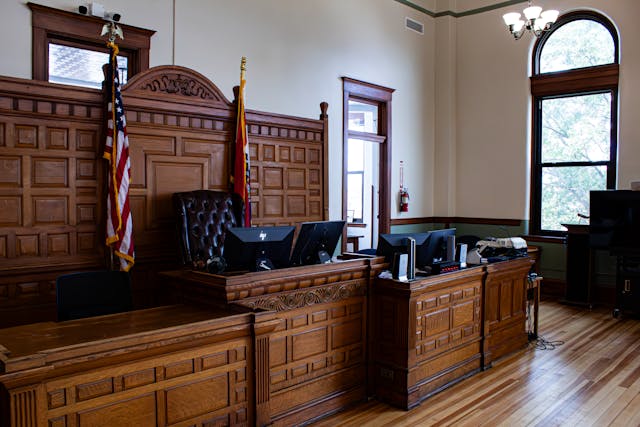 courtroom-with-american-flags-in-usa